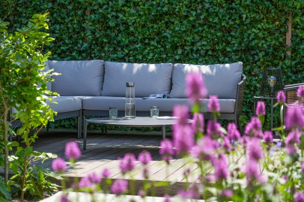 Lounge set in intieme tuin