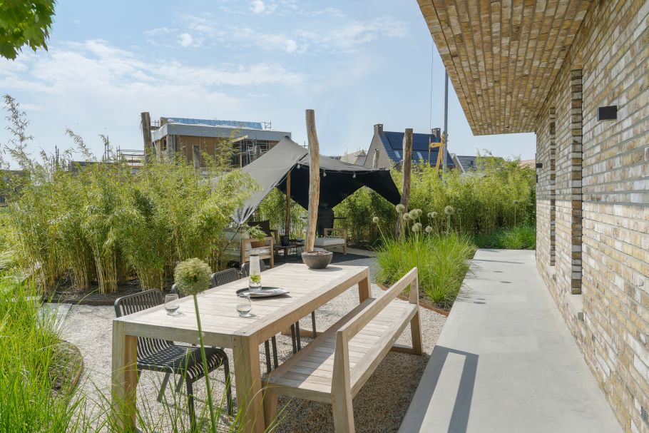 Tuintafel in zomerse tuin