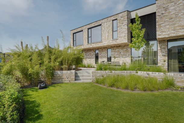 Gras en borders in stijlvolle tuin