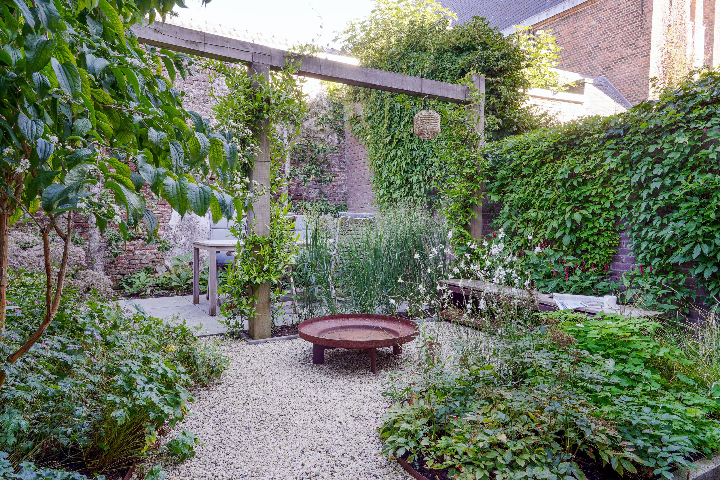 Weelderige groene tuin met veel details