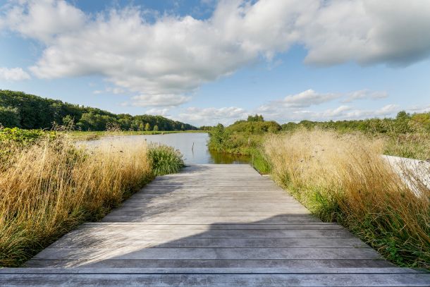 Prachtig uitzicht over het water vanuit de tuin