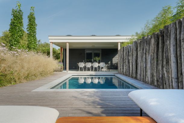 Zwembad in groene tuin