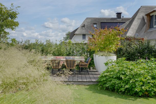 Eettafel en stoelen in landschapstuin