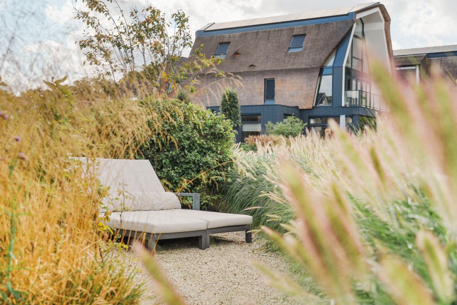 Relax bed in mooie tuin