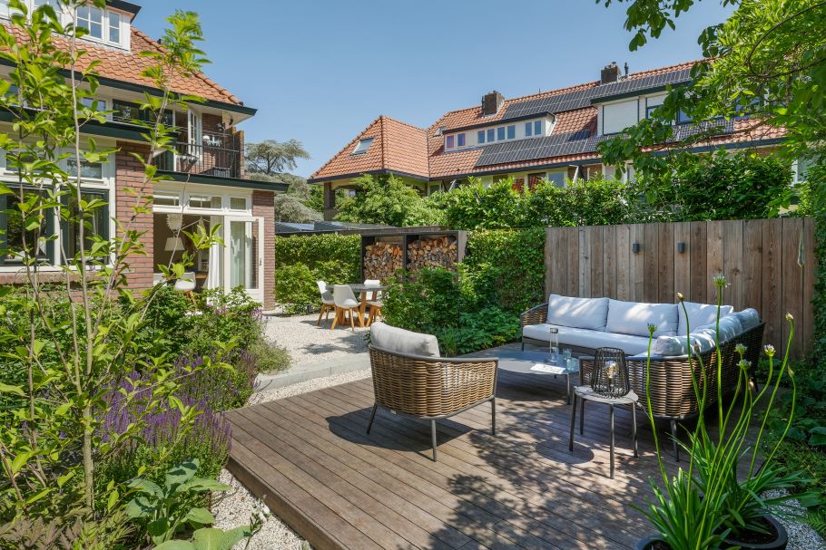 Intiem lounge gedeelte in tuin