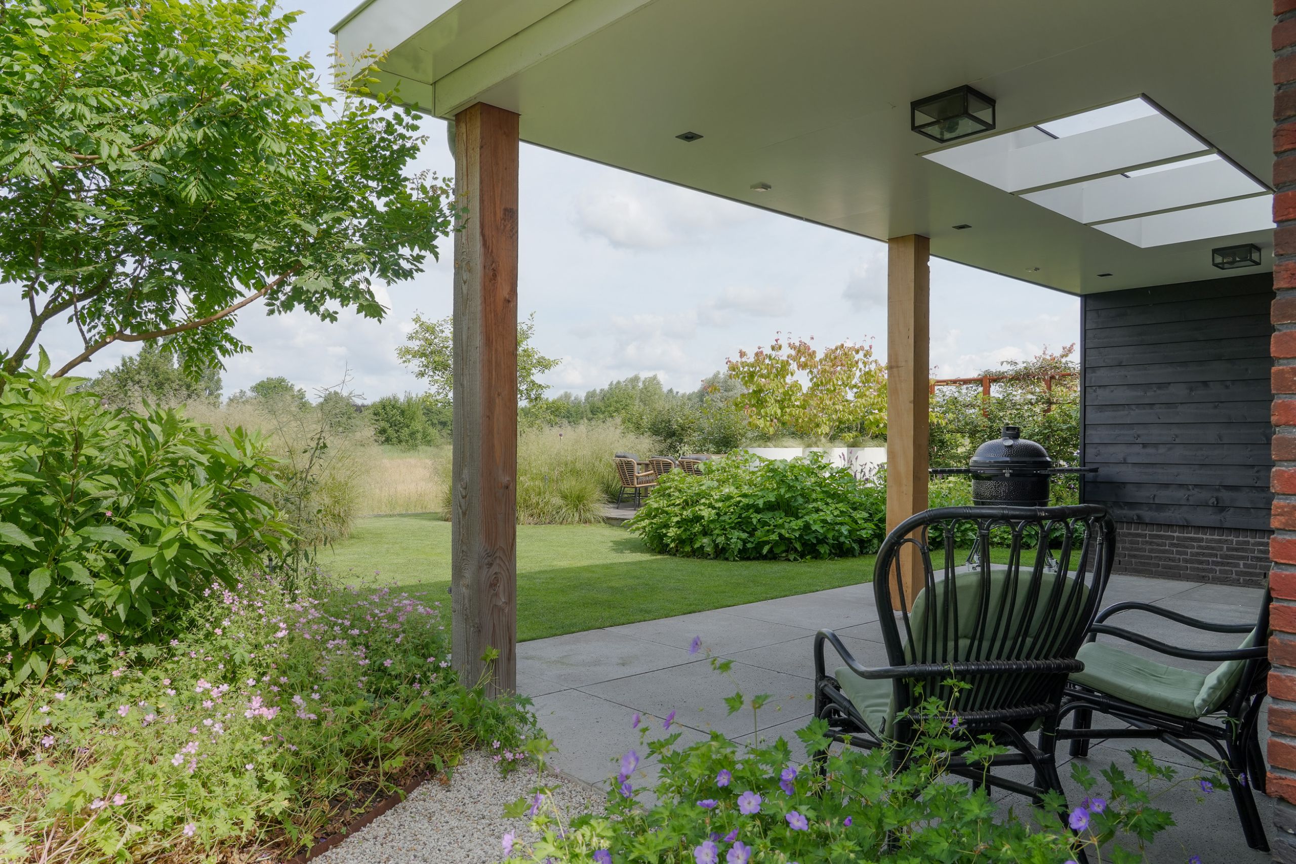 Weelderige groene tuin met veel details
