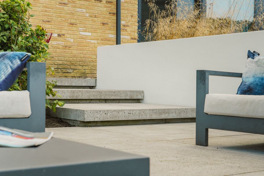Sierlijke trappen in tuin