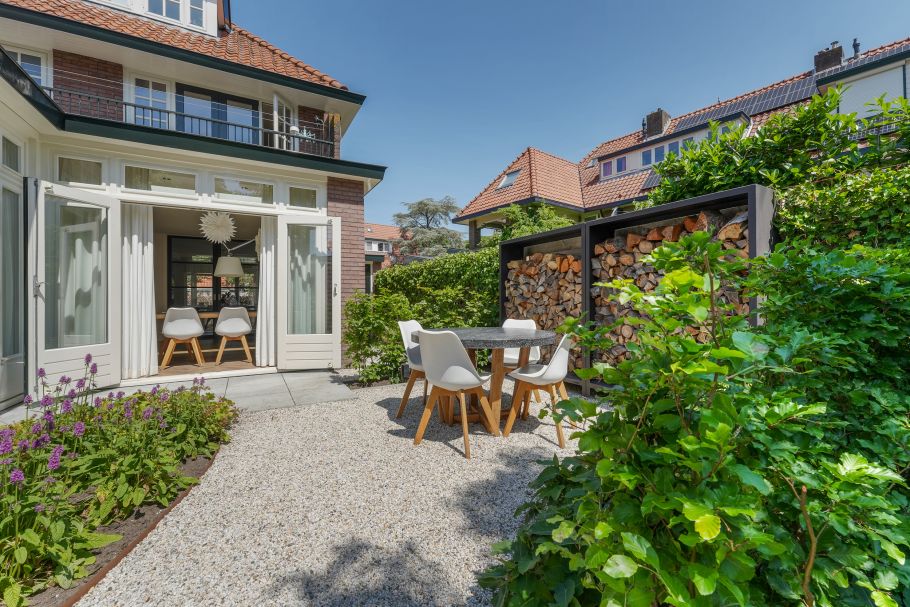 Huiskamer naar tuin is één geheel