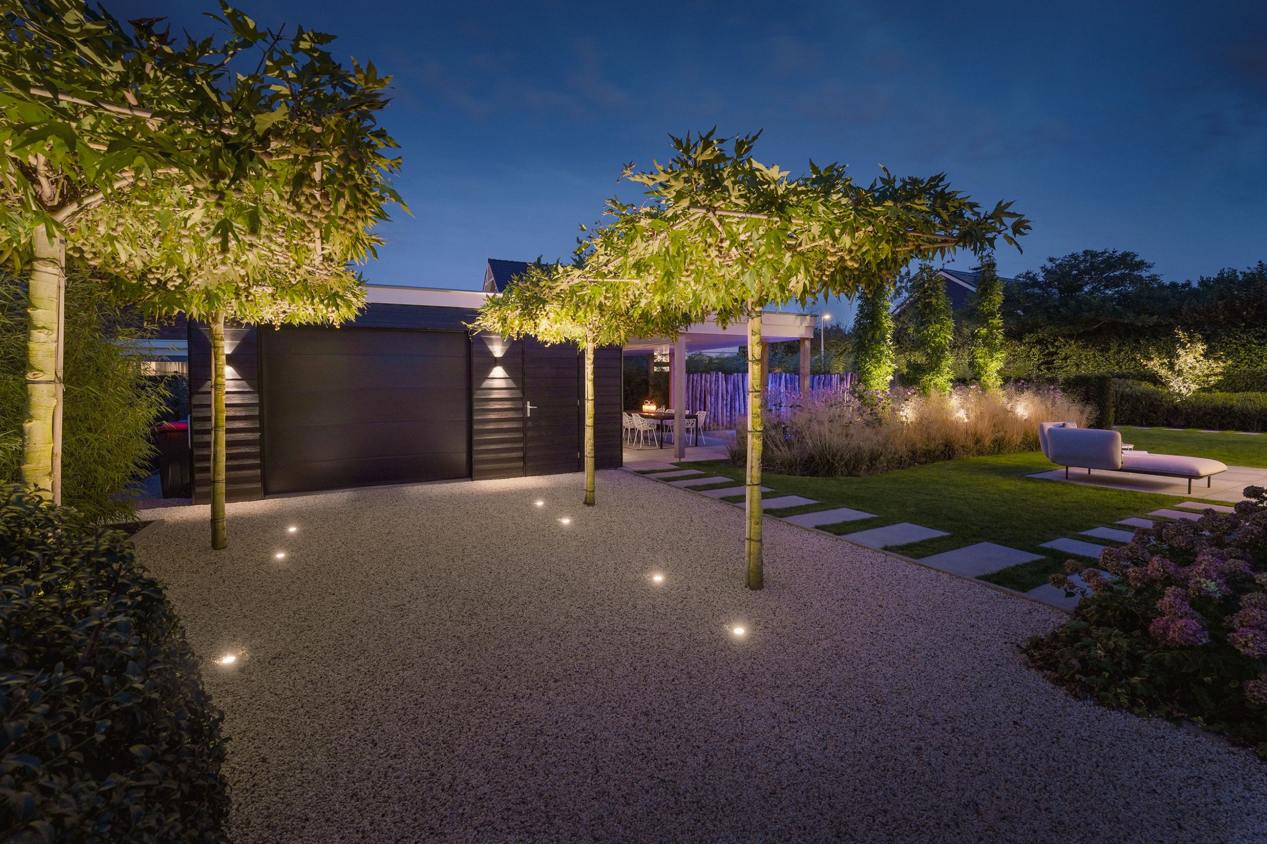Weelderige groene tuin met veel details