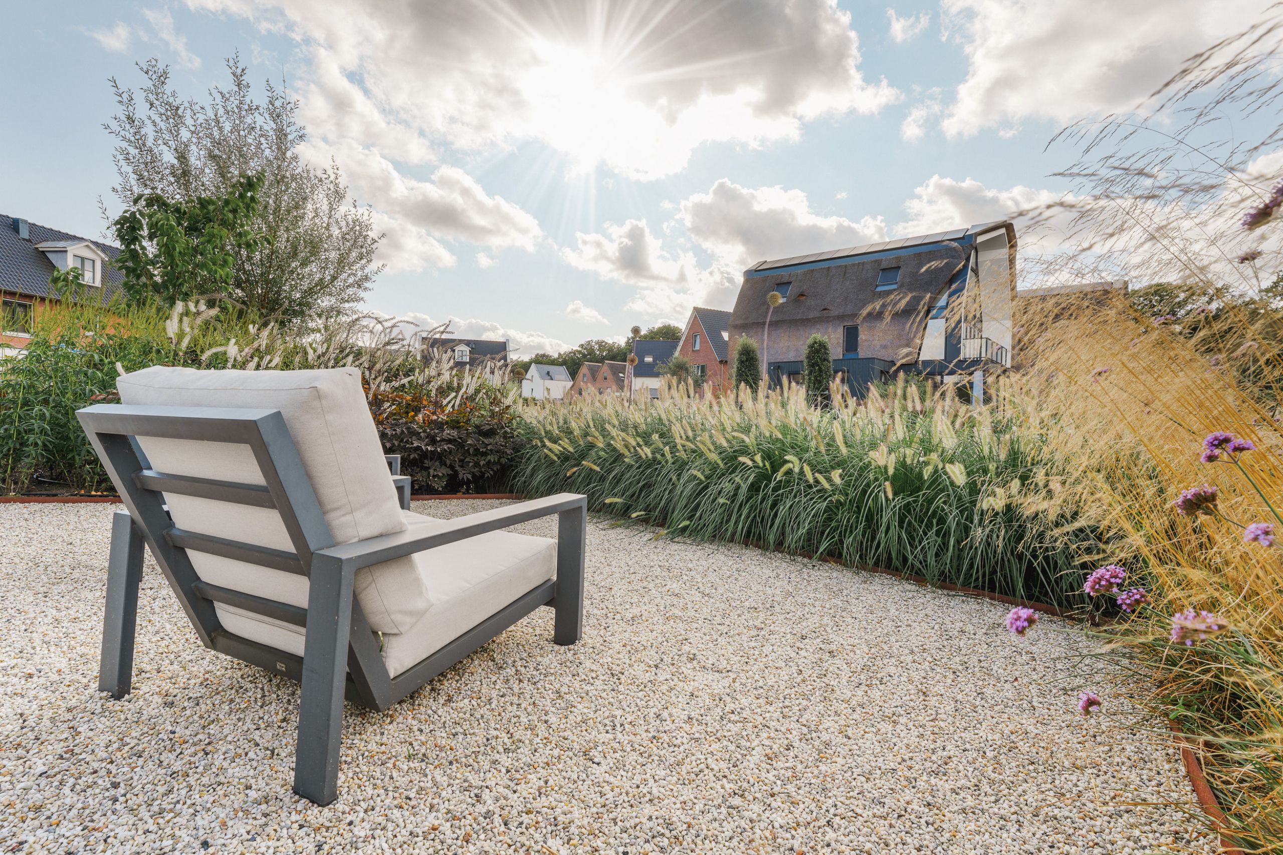 Loungestoel met uitzicht over de groene tuin
