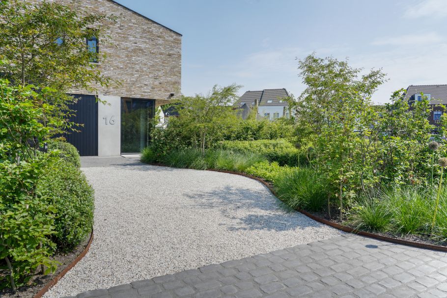 Oprit van moderne tuin