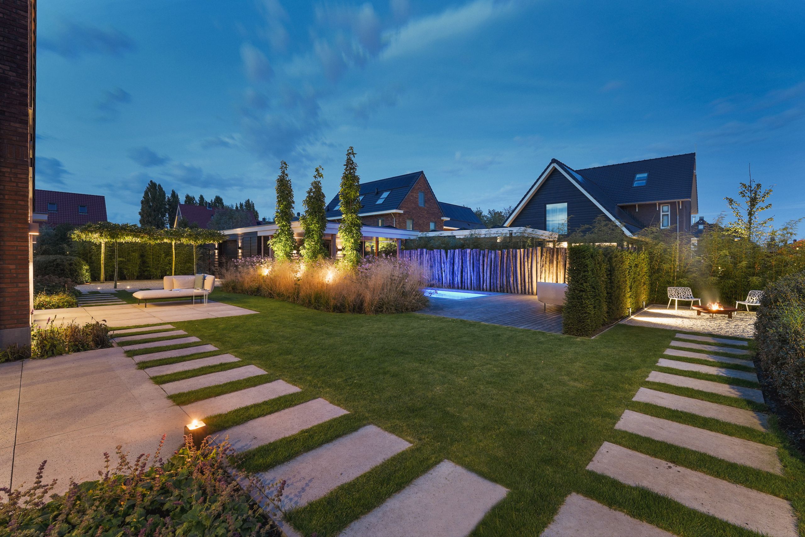 Sfeerverlichting in grote tuin